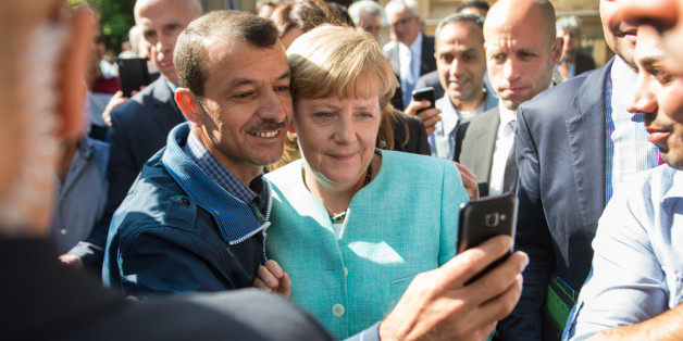 Bundeskanzlerin Angela Merkel (CDU) lässt sich im September 2015 nach dem Besuch der Erstaufnahmeeinrichtung für Asylbewerber der Arbeiterwohlfahrt (AWO) in Berlin-Spandau für ein Selfie zusammen mit einem Flüchtling aus dem Irak fotografieren (Archivbild)