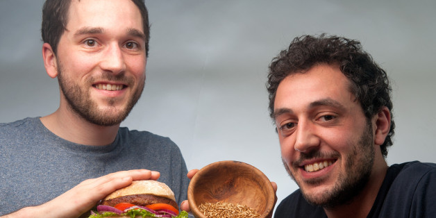 Der Bux Burger bietet Larven im Brötchen - aber schmeckt das überhaupt?