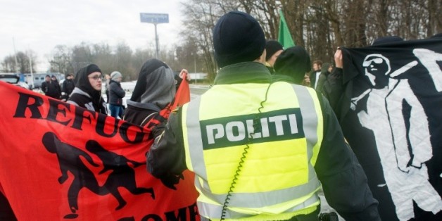 Un policier danois s'interpose entre des pro et des anti-migrants à Krusaa près de la frontière avec l'Allemagne le 9 janvier 2016
