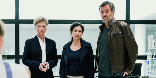 Rektorin Elisabeth Ammann (Esther Gemsch, l.), Liz Ritschard (Delia Mayer) und Reto Flückiger (Stefan Gubser) befragen Avas beste Freundin