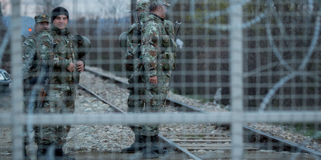 Schon dicht: Mazedonische Grenzsoldaten stehen in Idomeni am Grenztor zwischen Griechenland und Mazedonien