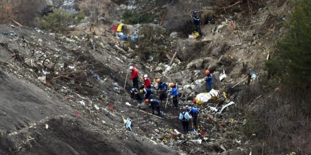 Gendarmes et enquêteurs sur le site du crash de l'appareil A320 de la compagnie Germanwings, dans les Alpes francaises, le 26 mars 2016