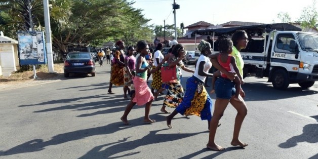 Des personnes évacuées à la station balnéaire de Grand-Bassam, le 13 mars 2016, en Côte d'Ivoire