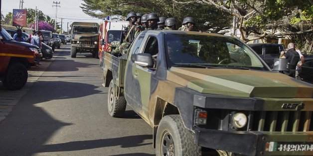 Soldaten sichern eine Straße vor dem Hotel "Etoile du Sud" in Grand Bassam