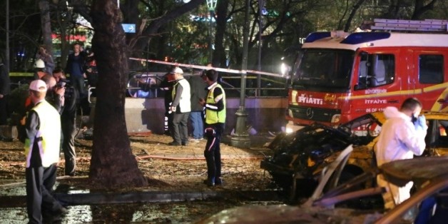 La police sur le site d'une explosion meurtrière, le 13 mars 2016 à Ankara, en Turquie