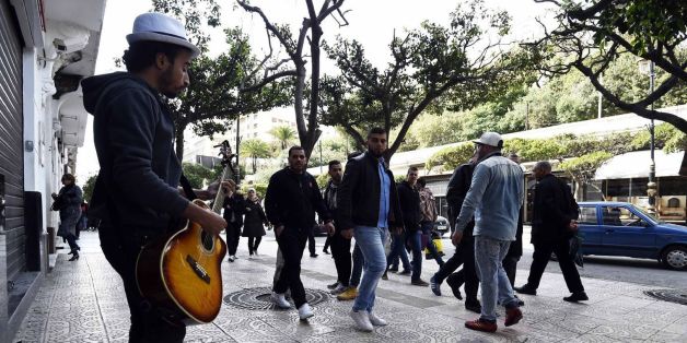 Mohammed Daha, alias Moh Vita Boy, joue dans les rues d'Alger, le 18 février 2016 - Farouk Batiche