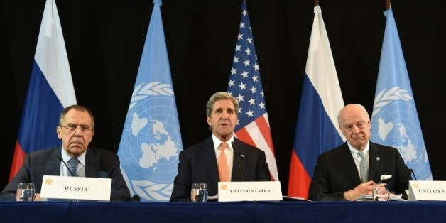 De gauche à droite, le ministre russe des Affaires étrangères, Serguei Lavrov, le secrétaire d'Etat américain, John Kerry, et l'envoyé spécial de l'ONU pour la Syrie, Staffan de Mistura, le 12 février 2016 à Munich