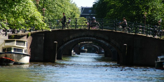 Grachtenkanal, Amsterdam, Niederlande, Holland, Europa, Brücke, Gracht, Kanal, Reise, BB, DIG; P.-Nr.: 941/2005, 18.06.2005; (Photo by Peter Bischoff/Getty Images)
