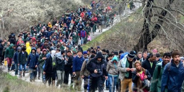 Hunderte Flüchtlinge haben sich aus Idomeni in Richtung Mazedonien aufgemacht