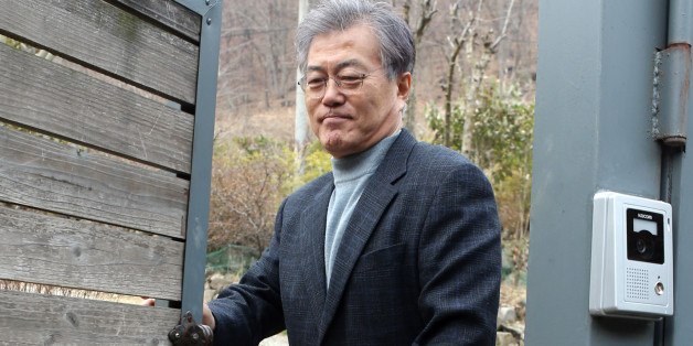 더불어민주당 문재인 전 대표가 14일 오후 경남 양산에 있는 자택으로 귀가하면서 대문을 닫고 있다.