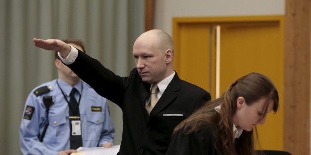 Anders Breivik fait un salut nazi à son arrivée au procès contre l'Etat
