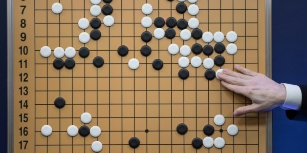Un commentateur reproduit sur un plateau le jeu de go en cours entre l'ordinateur AlphaGo et Lee Se-Dol, à Séoul le 13 mars 2016
