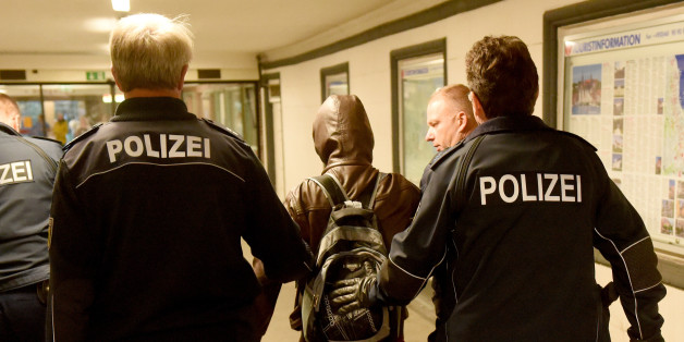 Bundespolizisten führen am Bahnhof Flensburg einen Flüchtling ohne Ausweispapiere zu ihrem Fahrzeug