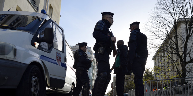 Quatre personnes soupçonnées de préparer un "attentat imminent" à Paris interpellées