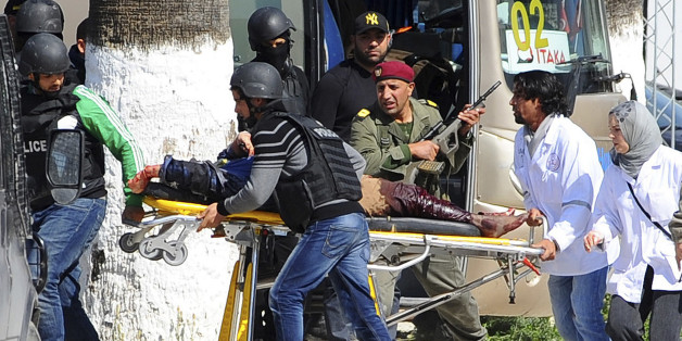 Evacuation d'une victime lors de l'attentat du Bardo, le 18 mars 2015.