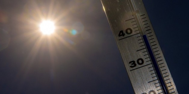 Evelyne Dhéliat présentant un faux bulletin météo en 2050