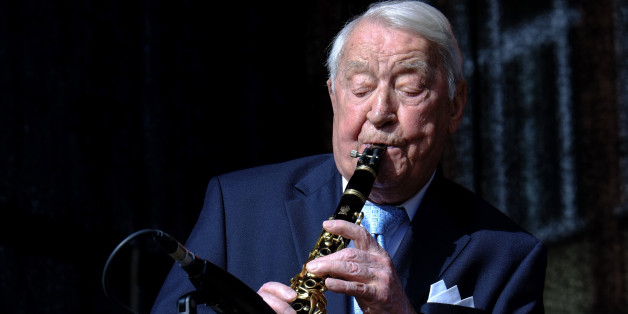 (GERMANY OUT) Hugo Strasser (92), Musiker, Jazz, Klarinette, hier bei einem Open Air Konzert auf dem Römerberg in Frankfurt am Main. (Photo by Manfred Roth/ullstein bild via Getty Images)