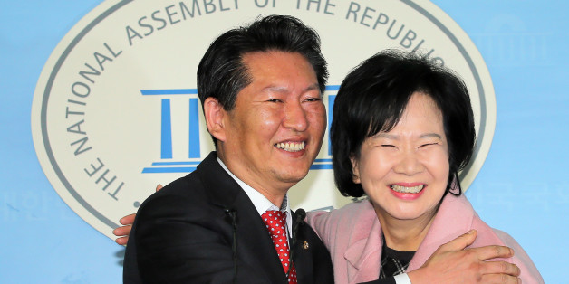 더불어민주당 정청래 의원 지역구인 서울 마포을에 전략공천된 손혜원 홍보위원장이 18일 오후 국회 정론관에서 출마 기자회견을 가진 뒤 정 의원과 포옹하고 있다.