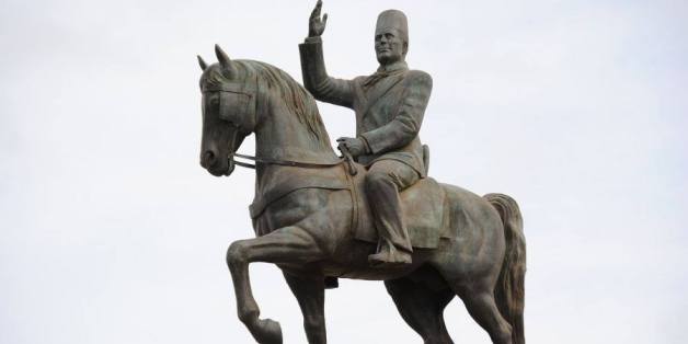 La statue de Habib Bourguiba, déplacée par la présidence de la République de La Goulette, où le président Ben Ali l'avait déménagé, vers son emplacement initial sur l'avenue Bourguiba à Tunis.