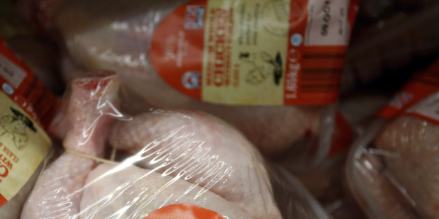 Sie kaufte ein Huhn bei Aldi. Was sie beim Aufschneiden fand, ist unfassbar widerlich