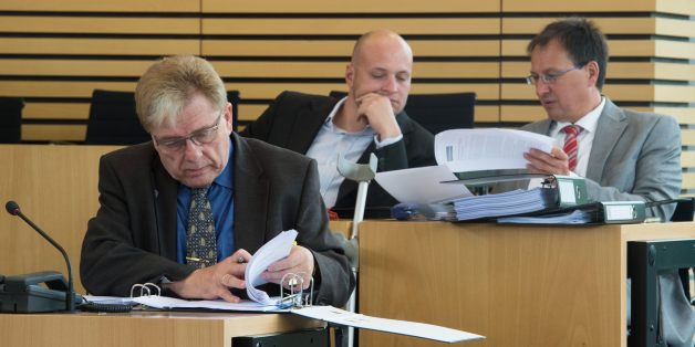 Der Abgeordnete Siegfried Gentele im Thüringer Landtag, hinter ihm Jens Krumpe und Oskar Helmerich
