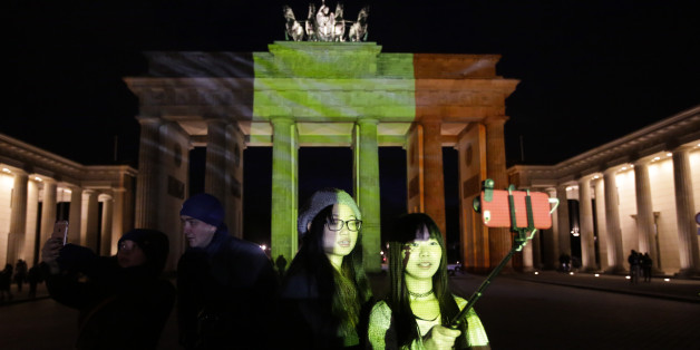 Das Brandenburger Tor leuchtet in den belgischen Nationalfarben.