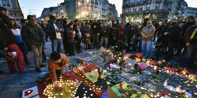 Passanten gedenken am Pariser Place de la Bourse den Opfern der Brüsseler Terroranschläge.