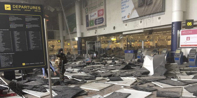 Dans l'aéroport de Bruxelles peu après l'explosion le 22 mars 2016