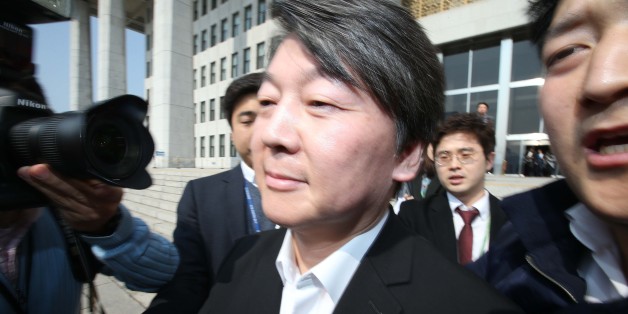 국민의당 안철수 공동대표가 23일 오전 국회 본청에서 열린 비공개 최고위원회의에 참석 후 공천에서 배제된 당원과 예비후보들이 항의하러 몰려오자 황급히 국회를 떠나고 있다. ⓒ연합뉴스