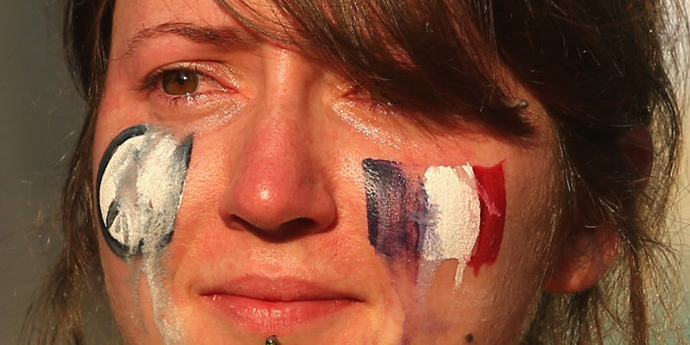 Eine Frau auf einer Gedenkveranstaltung für die Opfer des Anschlags in Paris