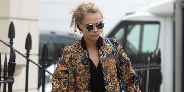 Cara Delevingne mit Bomberjacke, die mit Raubkatzen-Köpfen bestickt ist