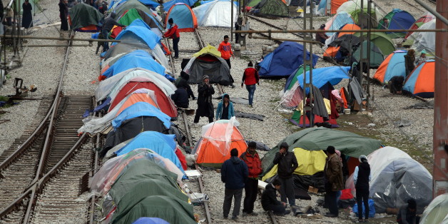 Migranten in Griechenland in der Nähe von Idomeni haben ein Lager auf Bahngleisen errichtet