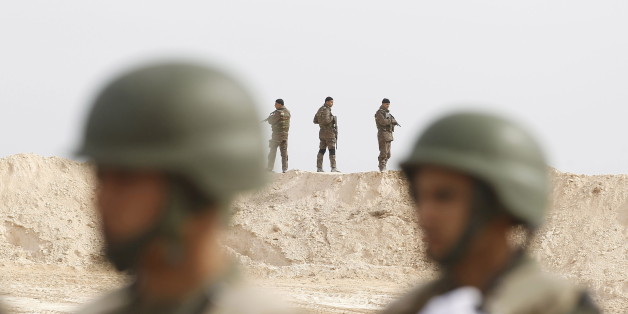 Tunisian soldiers particpate in an exercise along the frontier with Libya in Sabkeht Alyun, Tunisia February 6, 2016. Tunisia has completed a 200-km (125 mile) barrier along its frontier with Libya to try to keep out Islamist militants, and will soon install electronic monitoring systems, Defence Minister Farhat Hachani said on Saturday. REUTERS/Zoubeir Souissi