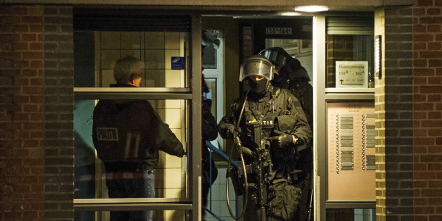 Niederländische Polizisten verlassen die Wohnung, in welcher der Terrorverdächtige festgenommen wurde