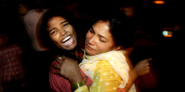 Zwei Frauen nach dem Selbstmordanschlag im pakistanischen Lahore