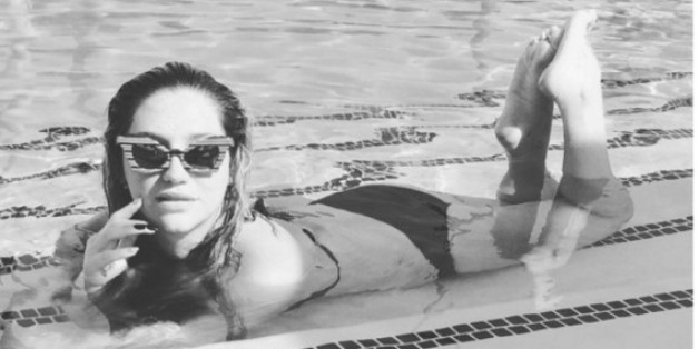 Kesha räkelt sich in einem Pool