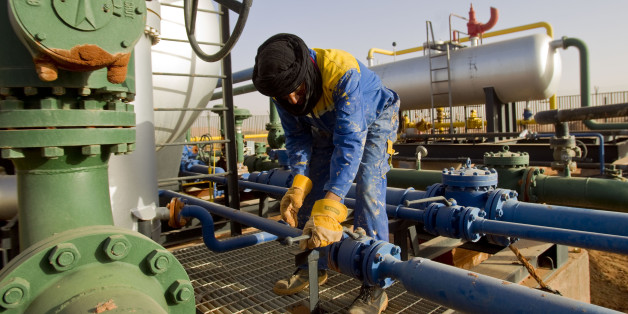 A worker is seen at the Zarzaitine gas field in In Amenas, 1,600 km (994 miles) southeast of Algiers January 22, 2013. REUTERS/Louafi Larbi (ALGERIA - Tags: ENERGY)