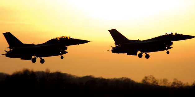 2008 êµë°©íë³´ Rep. of Korea, Defense Photo Magazineììì ë ê³ ìë KF-16ì í¬ê¸° 모ìµROK AF KF-16s flying on the Background of the setting sun