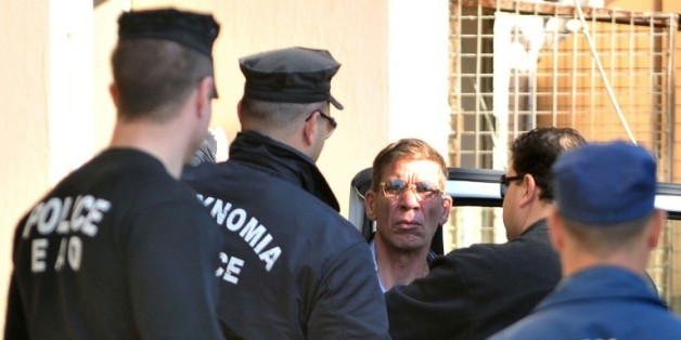 Seif al-Din Mohamed Mostafa, l'Egyptien qui a détourné un avion de la compagnie EgyptAir, arrive au tribunal chypriote de Larnaca entouré de policiers, le 30 mars 2016