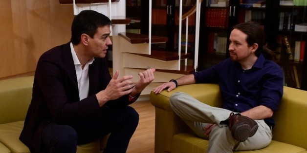 Les dirigeants du PSOE Pedro Sanchez (g) et de Podemos Pablo Iglesias le 30 mars 2016 à Madri