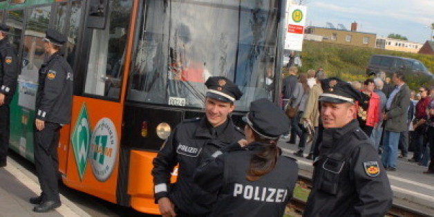 Türkische Frau wird in Straßenbahn beschimpft. Die Reaktion der Polizei ist ein Skandal