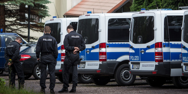 Polizisten vor einer Flüchtlingsunterkunft im sächsischen Freital.