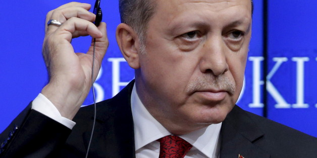Turkish President Tayyip Erdogan removes his ear piece at the Brookings Institute in Washington March 31, 2016. REUTERS/Joshua Roberts