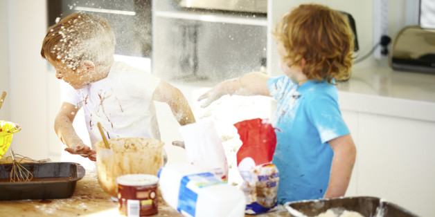 Kinder beim "Backen"