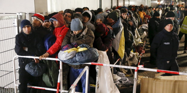 Flüchtlinge warten vor dem LAGESO in Berlin auf einen Termin