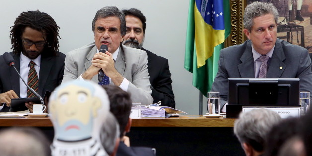Brazil's General Attorney Jose Eduardo Cardozo (2nd L) speaks while a congressman holds an inflatable doll known as "Pixuleco" depicting Brazil's former President Luiz Inacio Lula da Silva during the session of the impeachment committee against Brazilian President Dilma Rousseff in Brasilia, Brazil, April 4, 2016. REUTERS/Adriano Machado