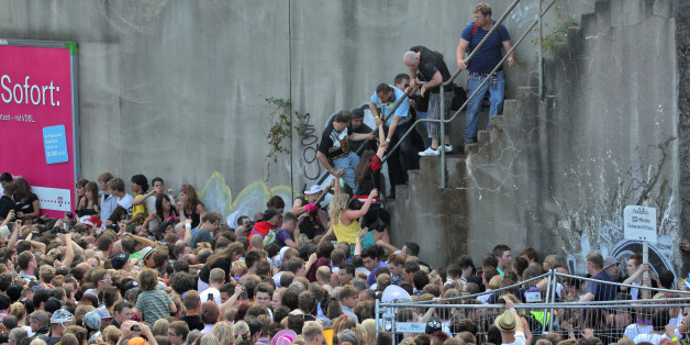 Kurz vor dem Unglück bei der Loveparade am 24.07.2010 stehen Menschen dicht gedrängt an einem Tunnelausgang in Duisburg