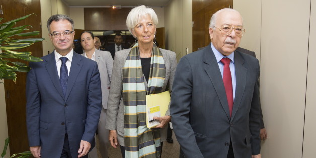Christine Lagarde, directrice du FMI, avec le gouverneur de la Banque centrale de Tunisie Chadli Ayari (à droite) et le ministre des Finances Slim Chaker (à gauche) en septembre 2015, à Tunis.