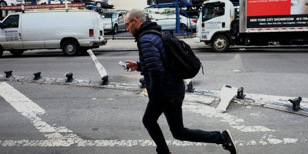 Smartphone-Nutzer im Verkehr
