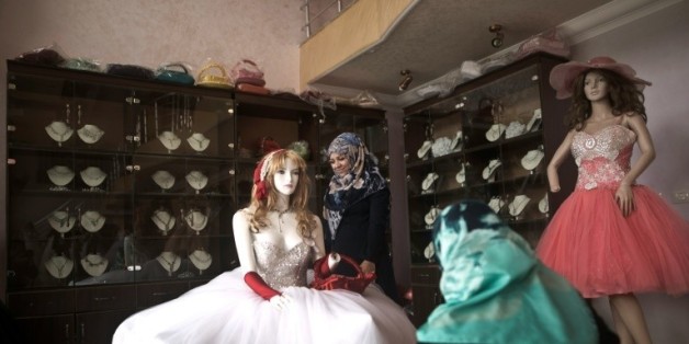 Une jeune Palestinienne regarde des robes de mariées dans une boutique à Gaza, le 5 avril 2016